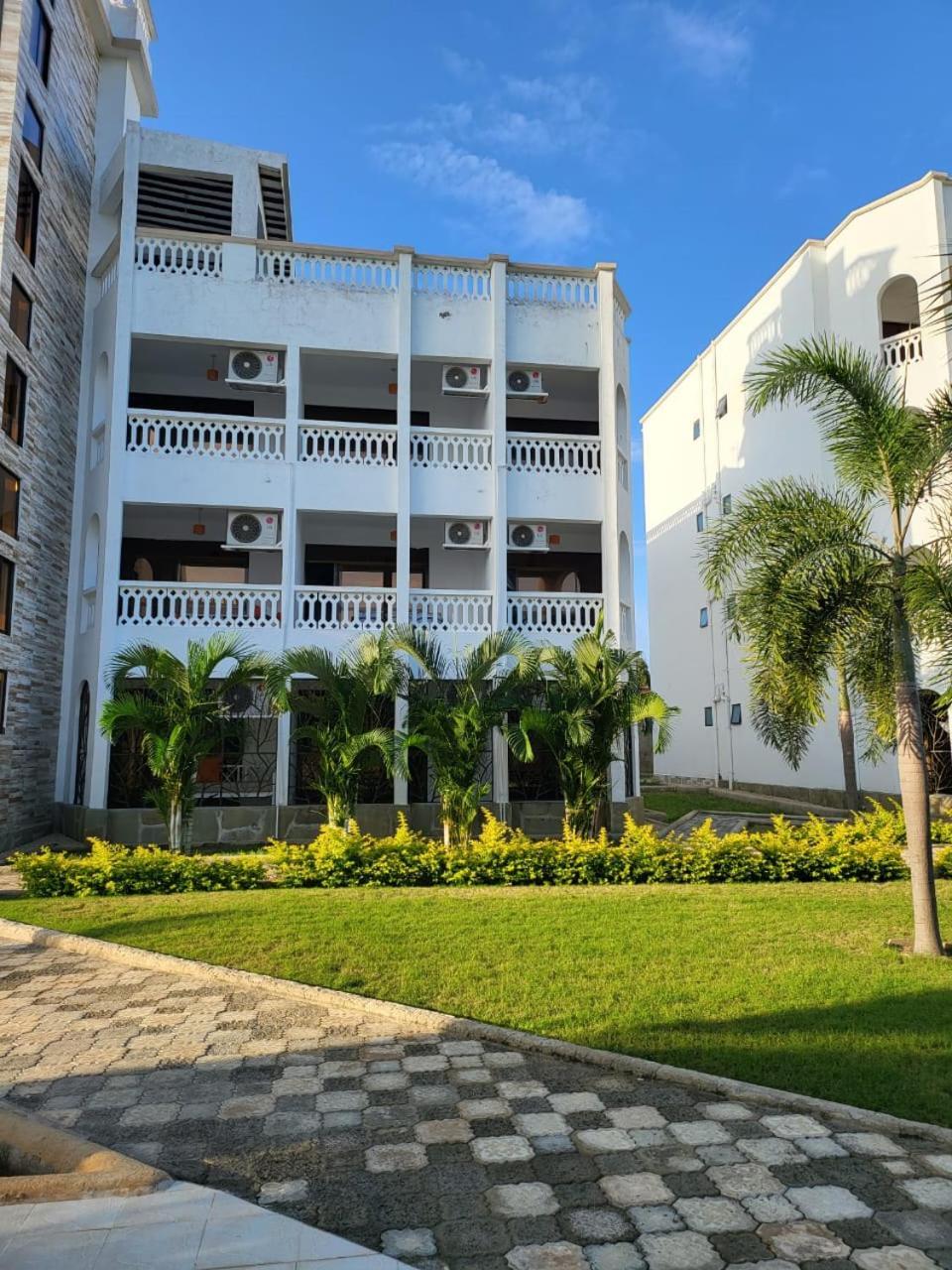 Leomilo Holidays Diani Beach Exterior photo