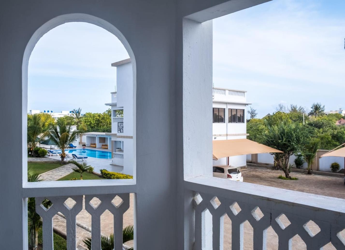 Leomilo Holidays Diani Beach Exterior photo