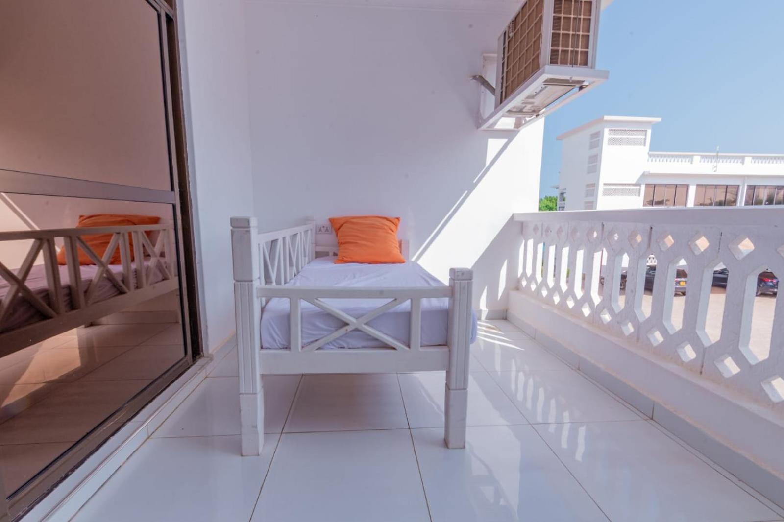 Leomilo Holidays Diani Beach Exterior photo